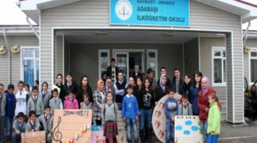 &Ouml;ğretmen adayları, ders materyallerini k&ouml;y okuluna hediye etti