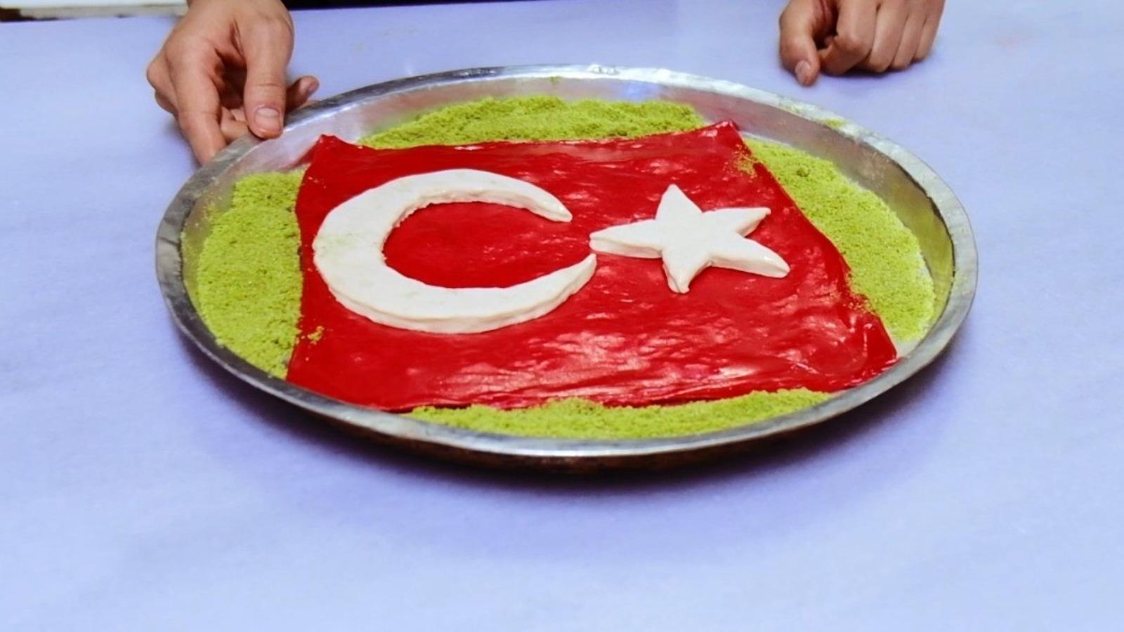 Türk bayrağını katmere işledi! Görenler tatmak için işletmeye koştu