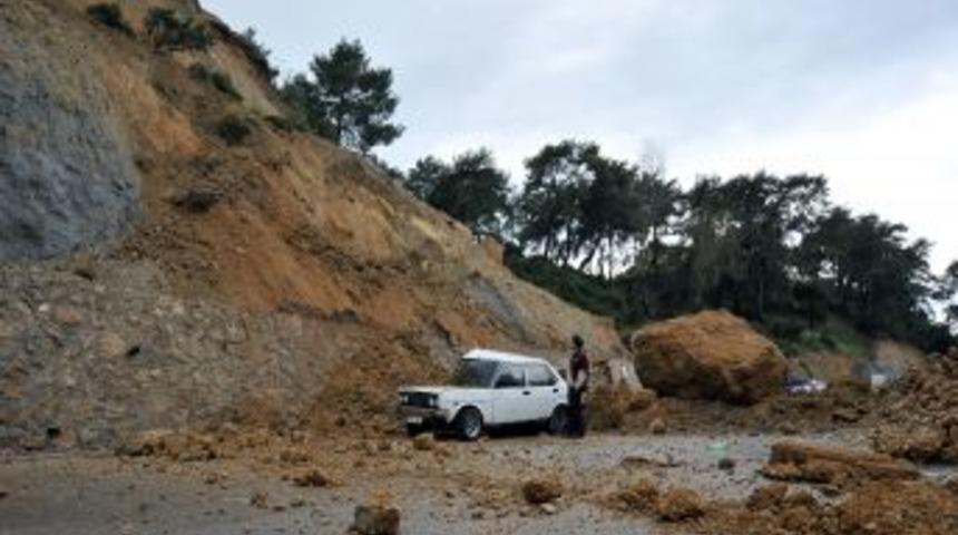 Toprak kayması sonucu bir ara&ccedil; zarar g&ouml;rd&uuml;