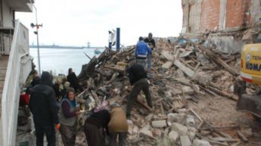 Tarihi ahşap bina yıkıldı, mahalleliye yakacak odun &ccedil;ıktı