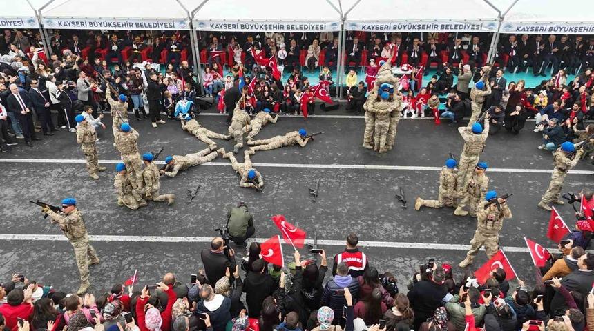 Komandoların gösterisi Cumhuriyet Bayramı kutlamalarına damga vurdu