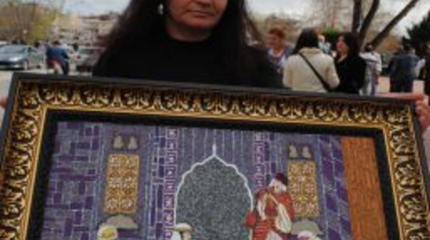 Boncuk boyama tabloları turistlere satarak aile b&uuml;t&ccedil;esine katkı sağlıyor