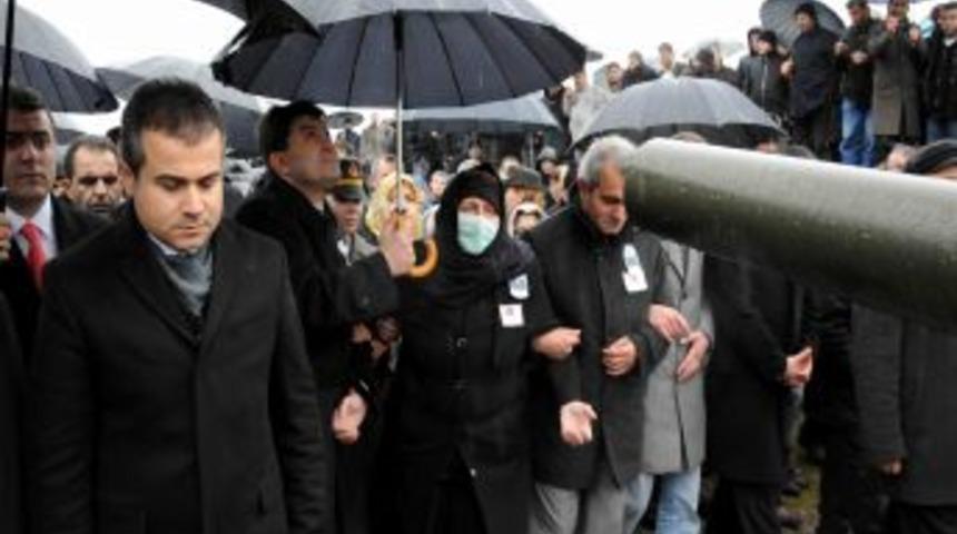 Şehit olan Pilot Y&uuml;zbaşı &Uuml;mit &Ouml;zer, son yolculuğuna uğurlandı