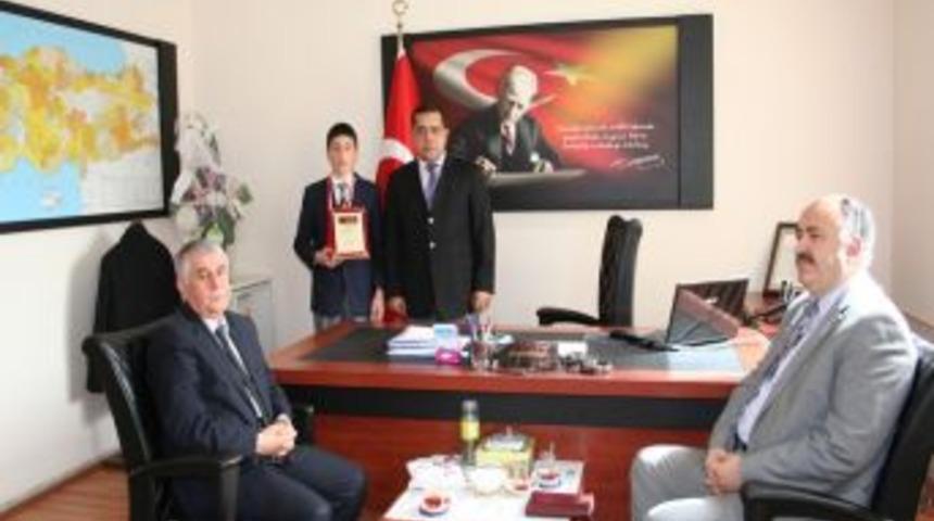 Kaymakam Dilsiz&rsquo;den başarılı &ouml;ğrenciye plaket