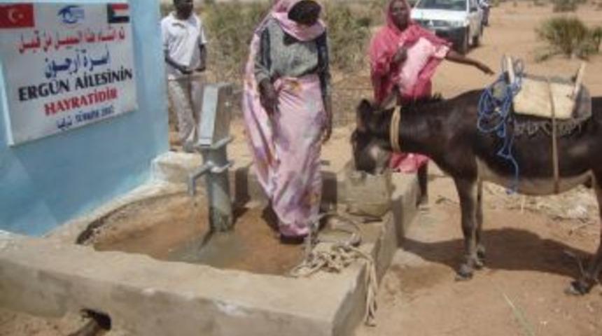 T&uuml;rk hayırseverlerin, Sudan&rsquo;da a&ccedil;tırdığı iki kuyudan binlerce kişi yararlanıyor