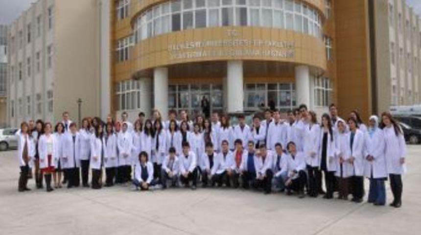 Balıkesir &Uuml;niversitesi Tıp Fak&uuml;ltesi'nde 63 doktor adayı beyaz &ouml;nl&uuml;k giydi