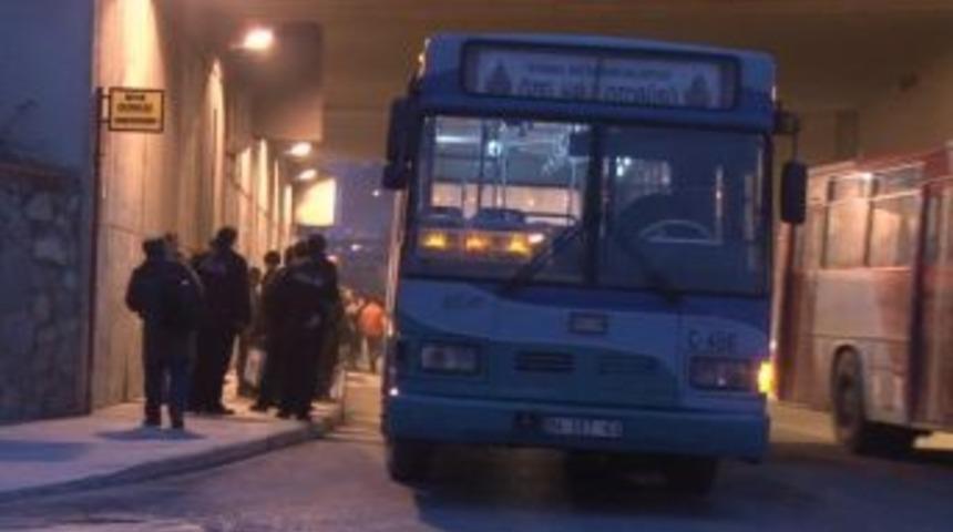 Halk otob&uuml;s&uuml;nde bomba paniği yaşandı