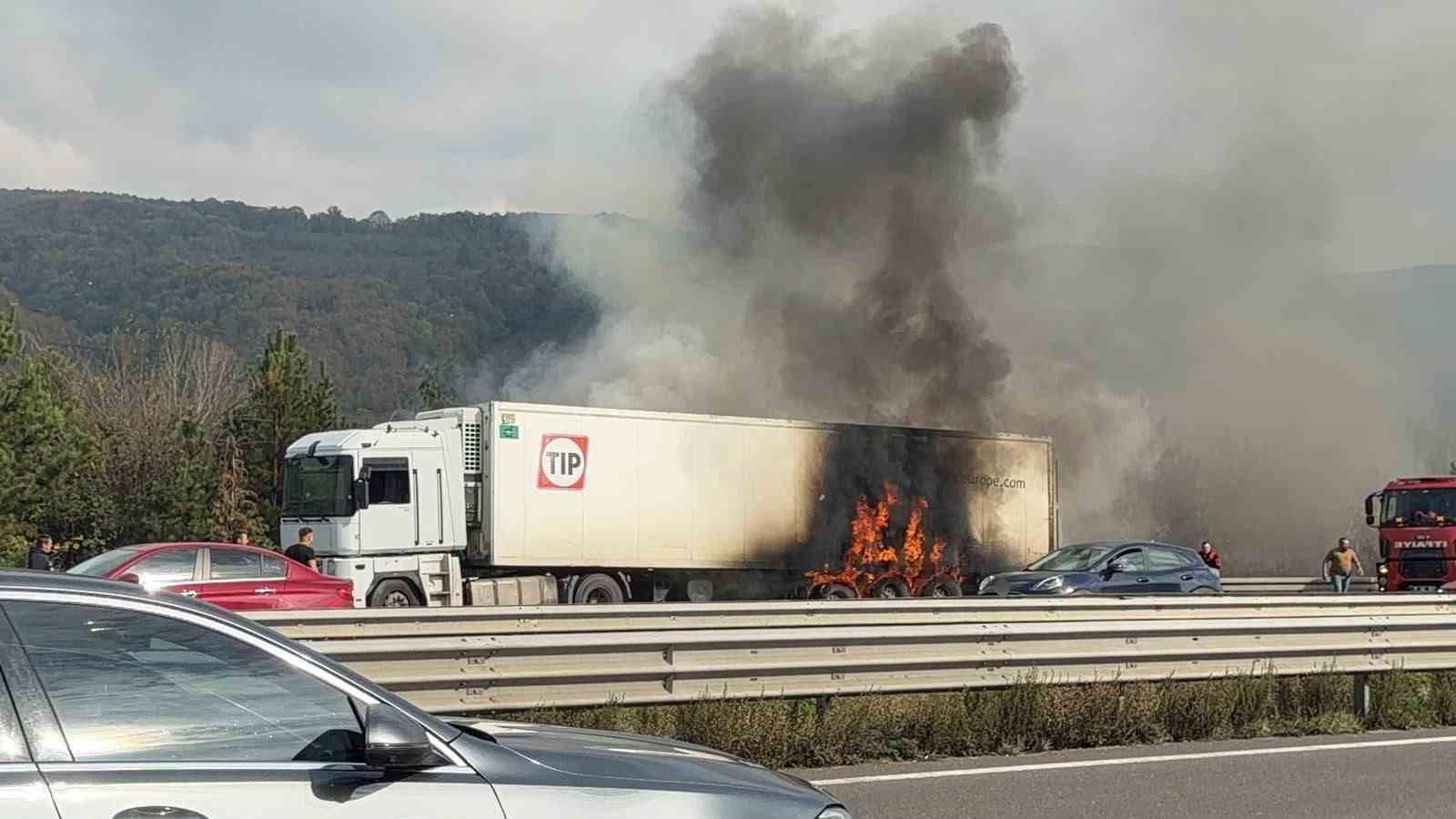 Bolu Dağı tünel çıkışında tır alev alev yandı