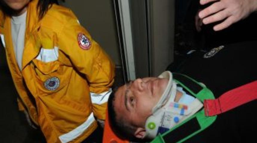 Alkollü sürücü polis aracına çarptı: 2'si polis, 3 yaralı