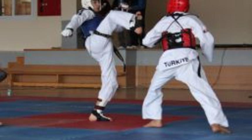 Bur&ccedil; &ouml;ğrencileri tekvando m&uuml;sabakalarında 4 madalya kazandı