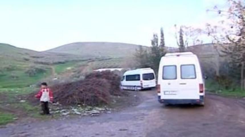 İdlib'teki katliamdan ka&ccedil;an y&uuml;zlerce kişi, T&uuml;rkiye sınırına akın ediyor