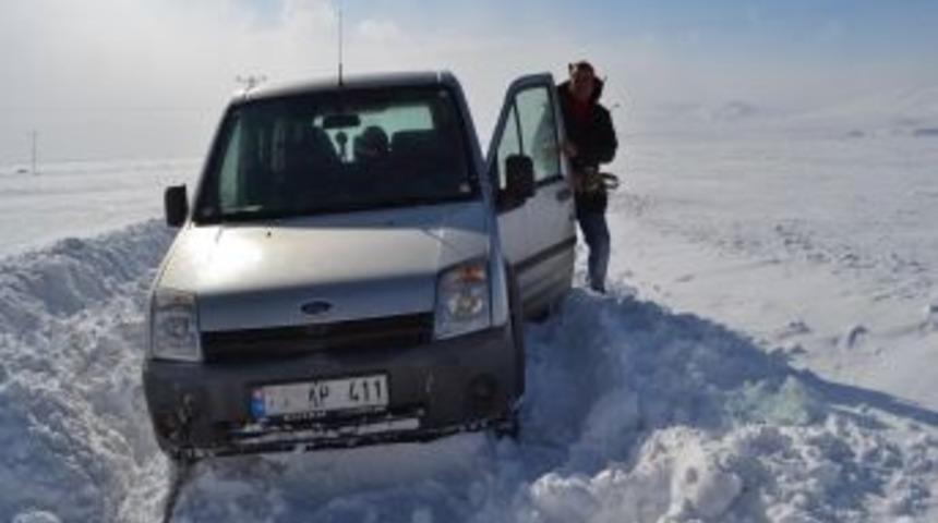 Kar yolları kapattı, vatandaşlar mahsur kaldı
