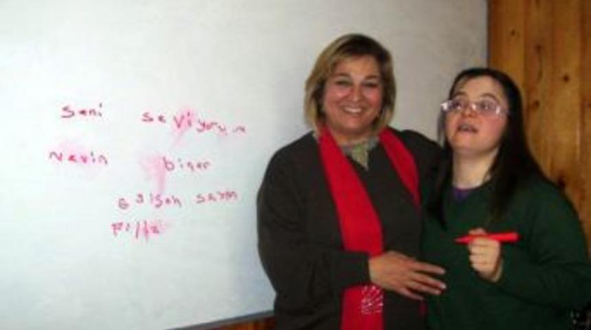 Down sendromlu öğrenciye okuma yazmayı öğrettiler