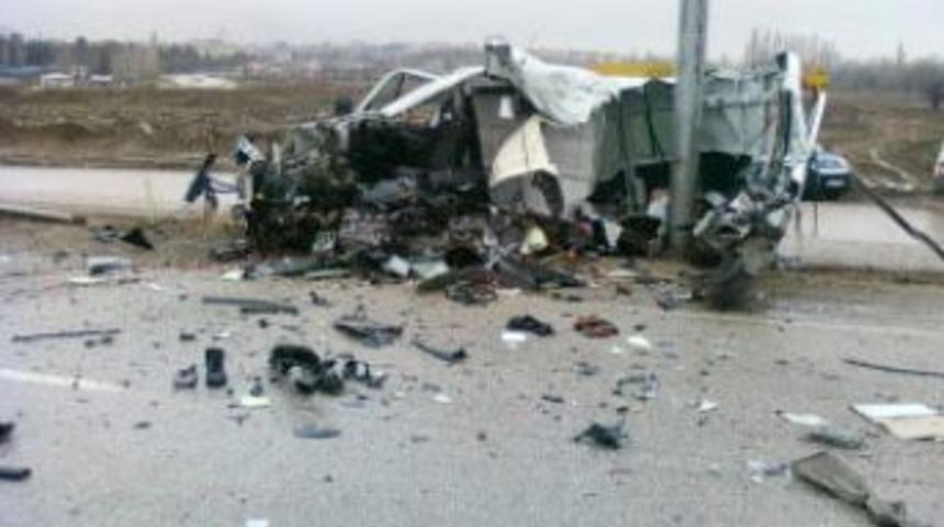 Buzda kayan kamyonet direğe &ccedil;arparak parampar&ccedil;a oldu: Bir &ouml;l&uuml;