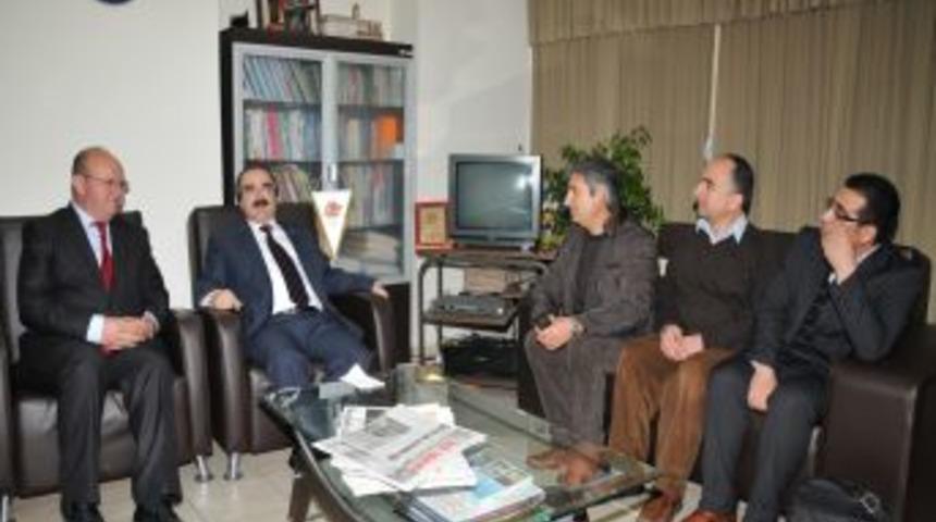 Vali Coş: Huzurlu bir şehir i&ccedil;in gazetecilere de b&uuml;y&uuml;k sorumluluk d&uuml;ş&uuml;yor