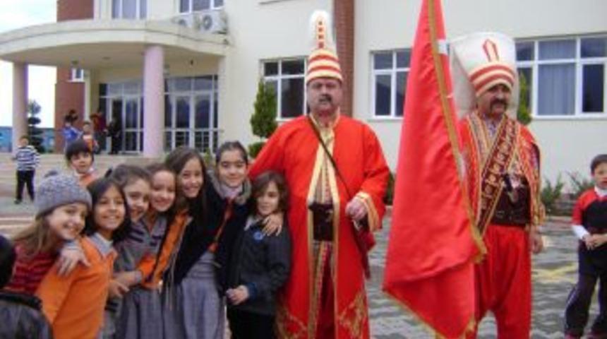 Hoşg&ouml;r&uuml;l&uuml; &ouml;ğrenciler mehteran coşkusu yaşadı