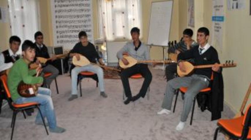 Hakkarili gen&ccedil;ler hem eğleniyor hem enstr&uuml;man &ccedil;almayı &ouml;ğreniyor