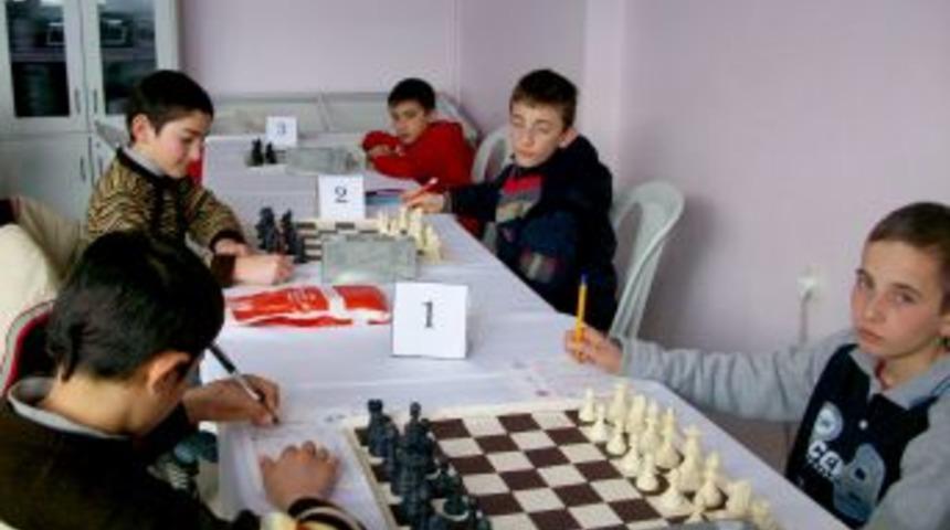 Turhal Mehmet Akif İlk&ouml;ğretim Okulu satran&ccedil;ta Tokat birincisi oldu