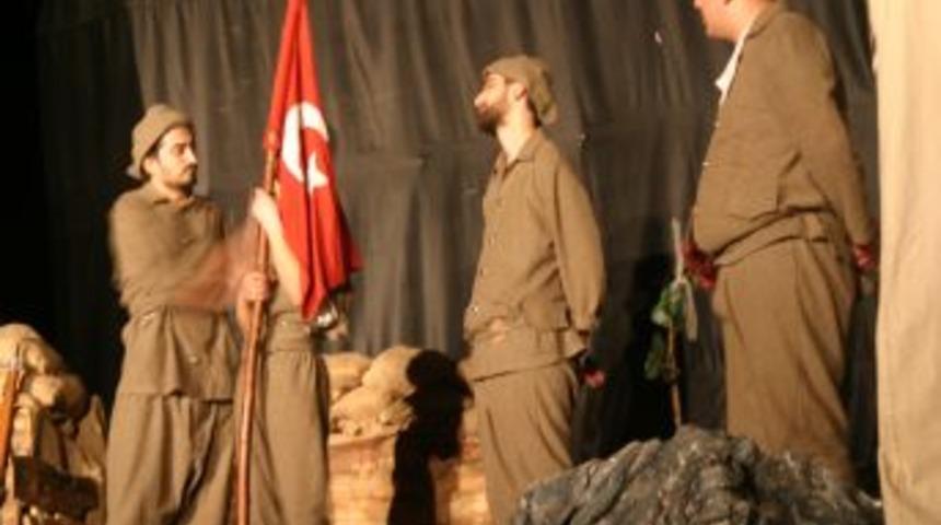 '&Ccedil;anakkale Mahşeri' oyunu izleyenleri duygulandırdı