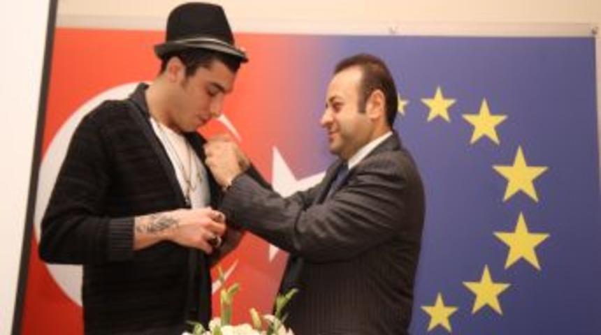 Avrupa Birliği Bakanı ve Başm&uuml;zareci Egemen Bağış, Ortak&ouml;y'deki ofisinde Can Bonomo'yu kabul etti