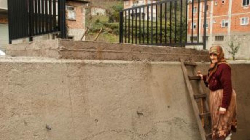 3 metrelik menfez duvarı nedeniyle, eve iskele yardımıyla giriyorlar