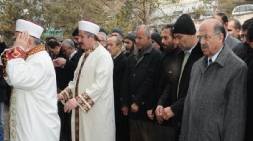 &Ccedil;adır yangınında &ouml;len Coşkun'un cenazesi Sivas'ta toprağa verildi