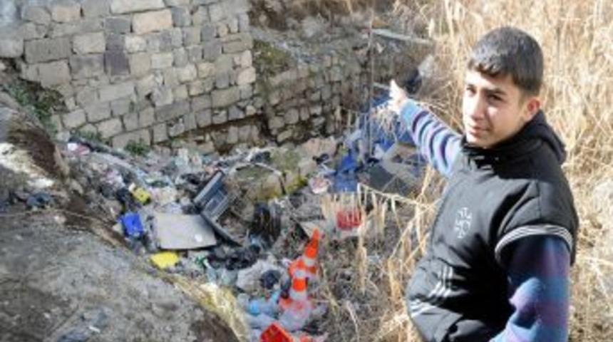 Diyarbakır&rsquo;ın ilk valisi sahabe Sultan Sasa&rsquo;nın t&uuml;rbesi &ccedil;&ouml;pl&uuml;kten kurtarılacak