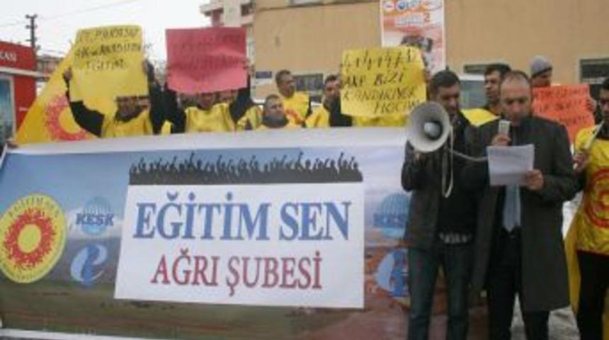 Ağrı Eğitim-Sen &uuml;yeleri, 4+4+4 sistemini protesto etti