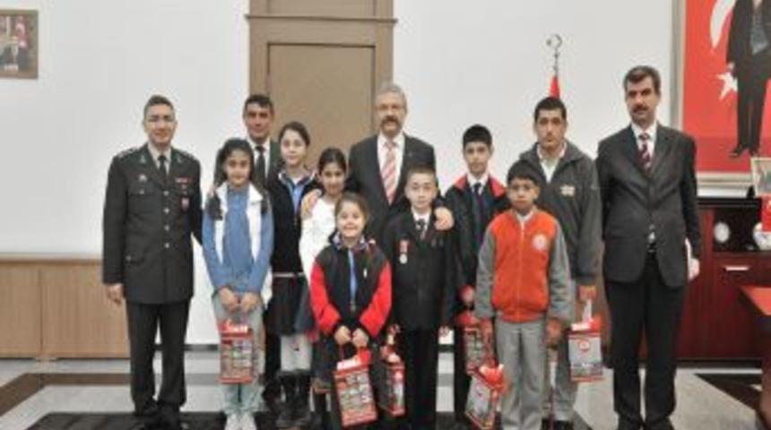 Şehit &ccedil;ocukları Vali Cerrah&rsquo;ı ziyaret etti
