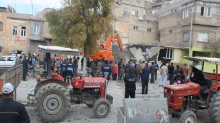 Tarihi surların yanındaki gecekondu yıktırıldı