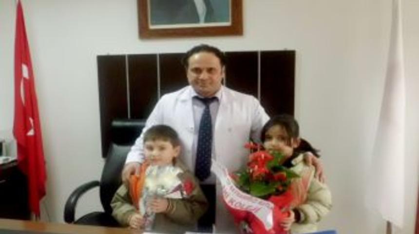 &Ouml;ğrencilerden sağlık &ccedil;alışanlarına karanfil