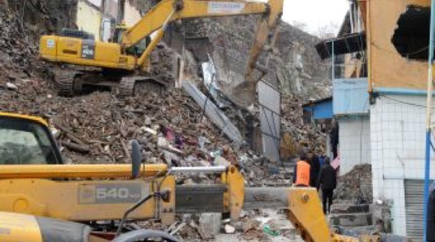 Belediye ekipleri genelevin ka&ccedil;ak duvarlarını yıktı