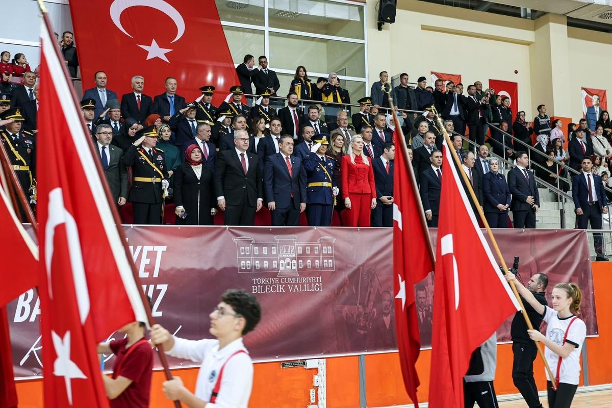 Bilecik’te miniklerin Cumhuriyet gösterisi mest etti: İzleyenler hayran kaldı 3