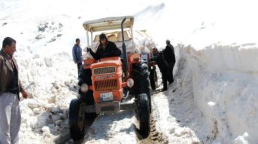 Ağrı'da karla kaplı k&ouml;y yolları a&ccedil;ılıyor