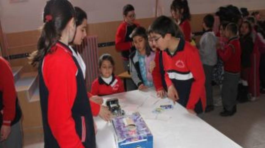 Gen&ccedil; mucitlerden sergi