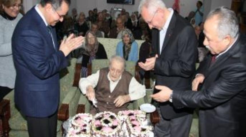 Huzurevinde s&uuml;rpriz doğum g&uuml;n&uuml; partisi