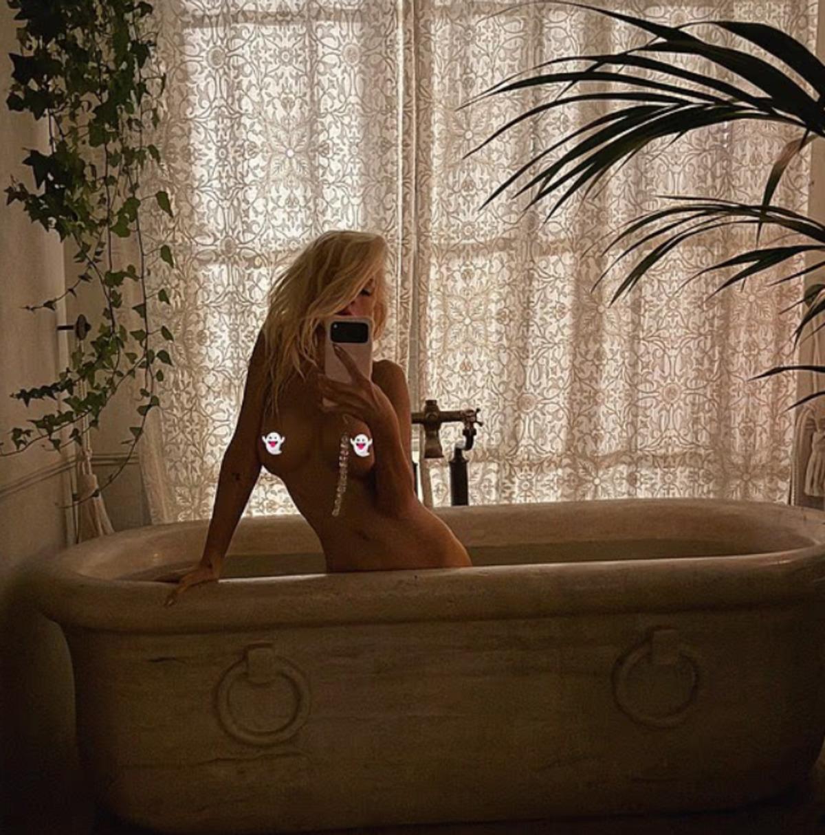 Christina Aguilera küvette verdiği pozla hayranlarını şaşırttı 1