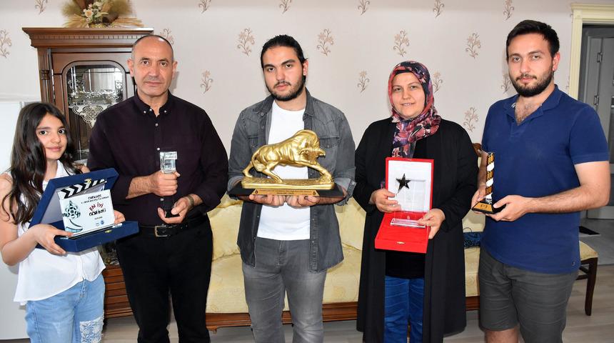 Gen&ccedil; y&ouml;netmen 'Kenger' adlı kısa filmiyle &ouml;d&uuml;le doymuyor