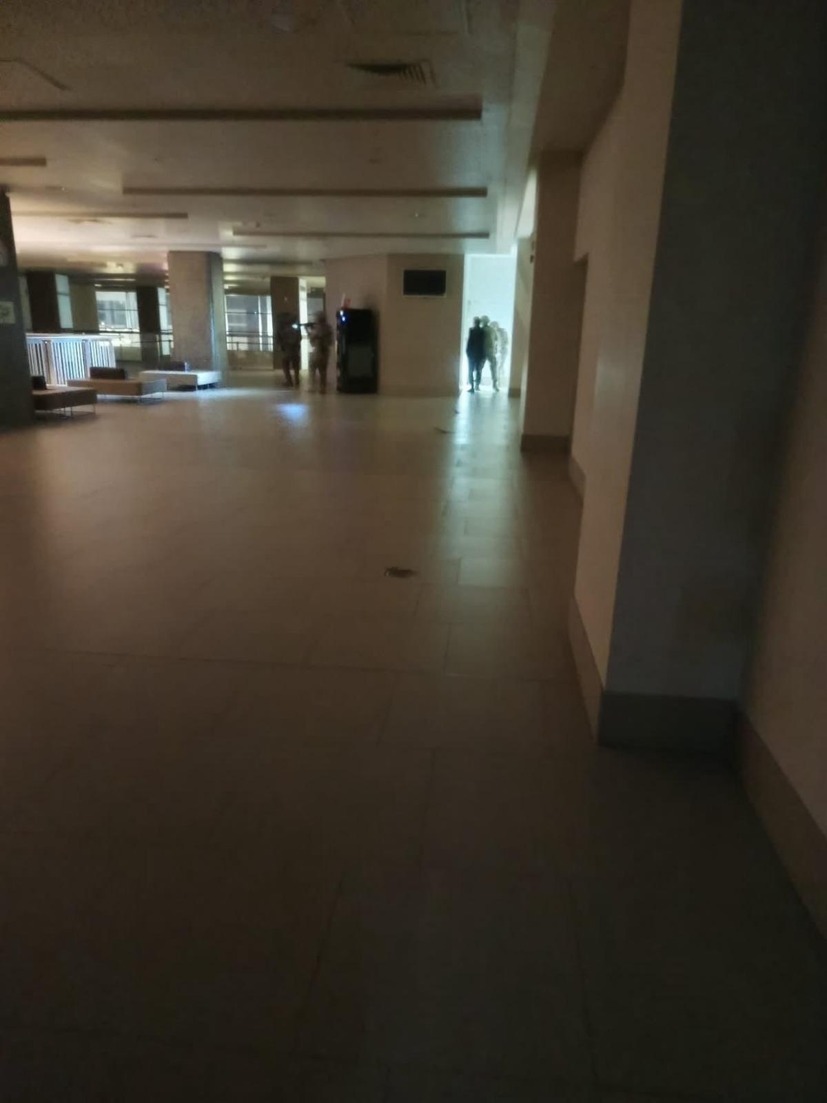 Böyle baba olmaz olsun! Hastanede pusu kurup kızını öldürmeye çalıştı 1