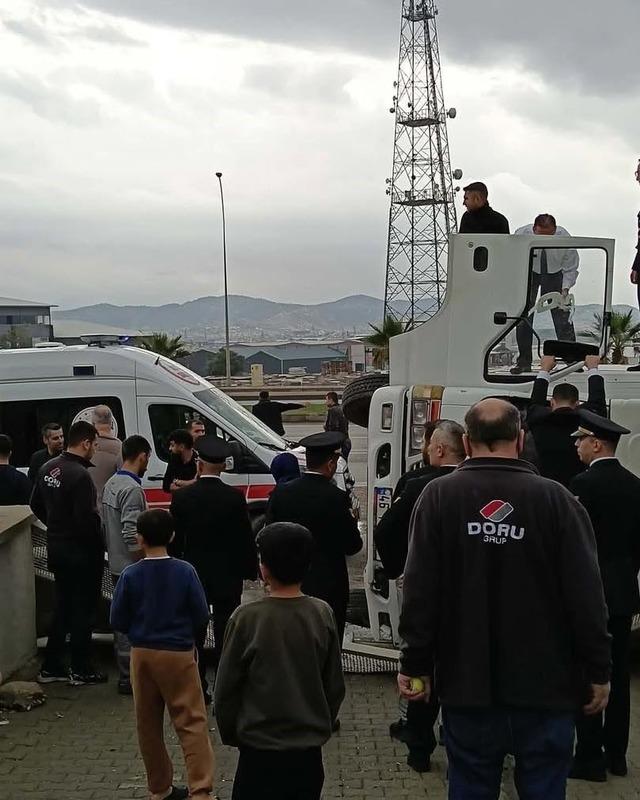 Kahramanmaraş’ta devrilen kamyon cami duvarına çarptı 1