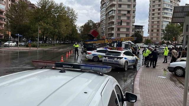 Kamyon yaşlı kadına çarptı: 1 ölü 5