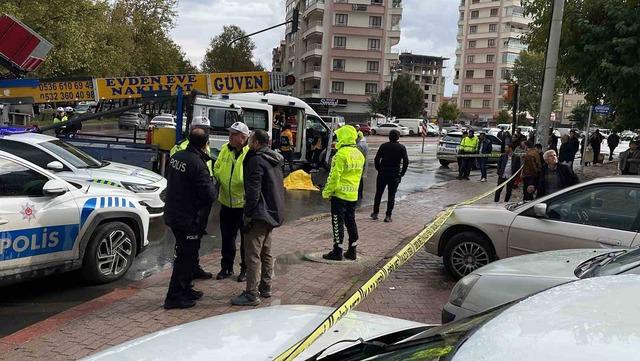 Kamyon yaşlı kadına çarptı: 1 ölü 4