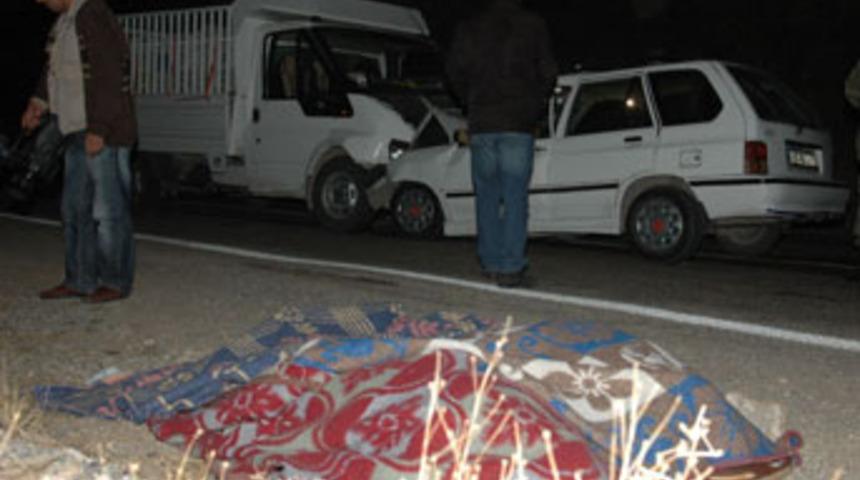 Otomobille kamyonet &ccedil;arpıştı: 2 &ouml;l&uuml;, 3 yaralı