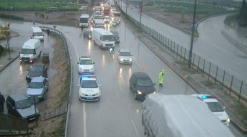 Su birikintisi kazaya neden oldu, 1 kişi &ouml;ld&uuml;, 1 kişi yaralandı