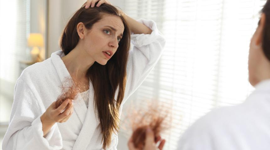 İncecik sa&ccedil;ları bile dolgunlaştırıyor! Sa&ccedil; d&ouml;k&uuml;lmesine karşı hangi vitaminler etkili?
