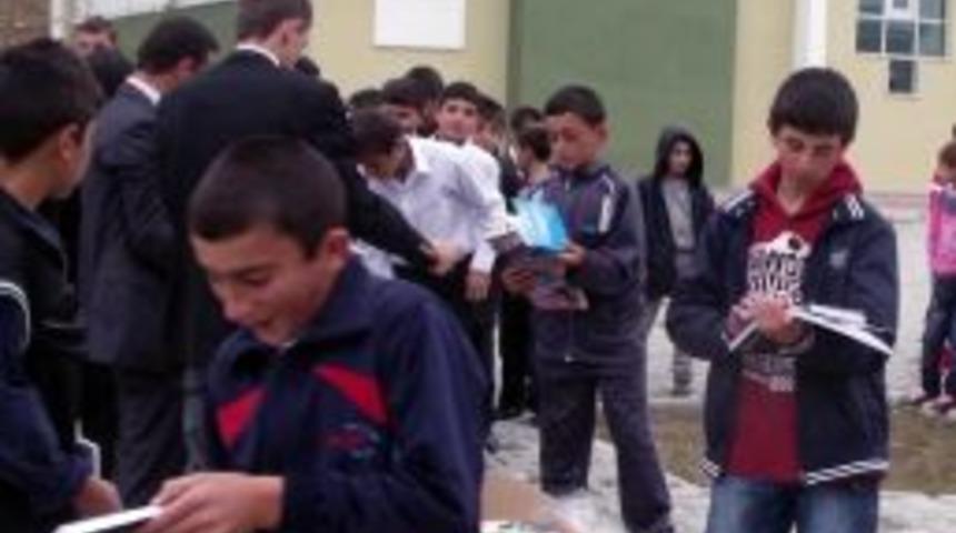 Olur'da Zirve Et&uuml;t Merkezi'nin kırtasiye yardımı &ouml;ğrencileri sevindirdi