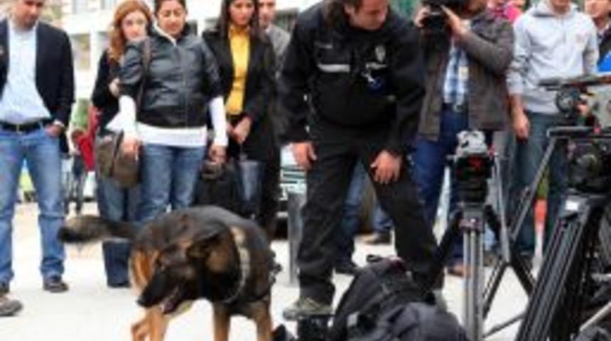 'Timsah' basın mensuplarının eşyalarını aradı