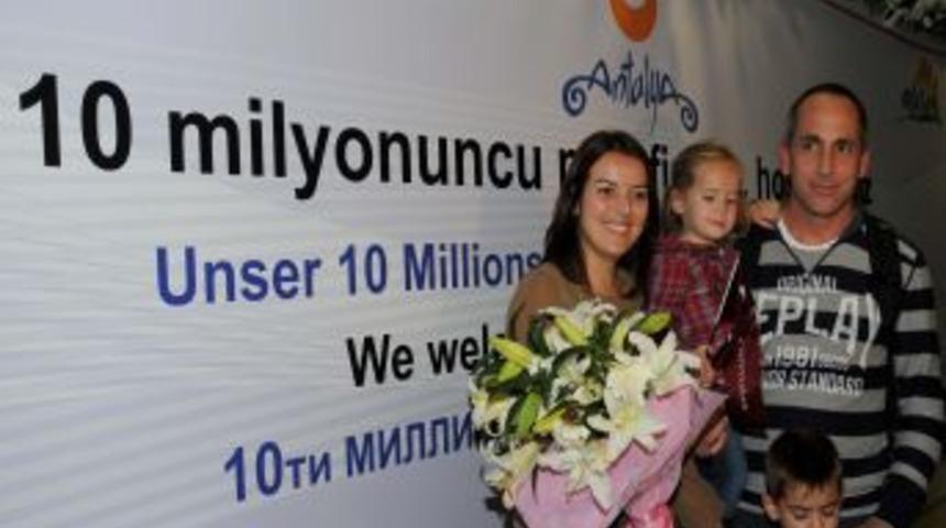 Antalya'ya gelen 10 milyonuncu turist &ccedil;i&ccedil;eklerle karşılandı