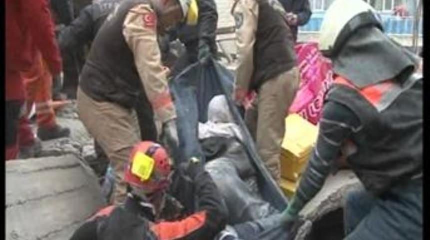 Enkazdan &ccedil;ıkarılan cesedin yakını olduğunu anlayınca sinir krizleri ge&ccedil;irdi