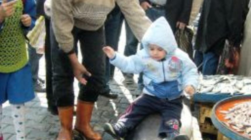 110 kiloluk orkinos çocukların ilgi odağı oldu